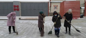 Родители 1 а класса убрали территорию памятника.