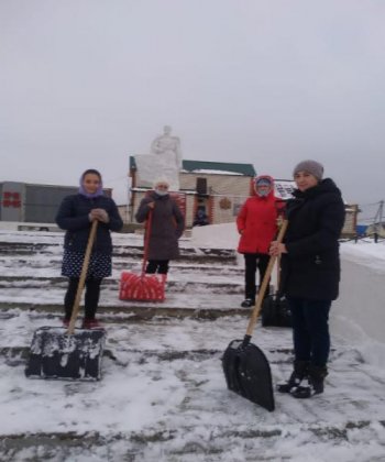 Родители 1 б класса убрали территорию памятника